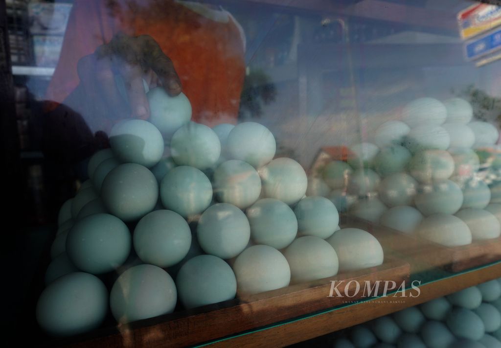  Pramuniaga menata telur asin di toko oleh-oleh di Desa Pesantunan, Kecamatan Wanasari, Kabupaten Brebes, Jawa Tengah, Minggu (8/5/2022). Pada masa puncak arus mudik, sejumlah toko oleh-oleh di kawasan tersebut disesaki pengunjung. Dalam sehari, jumlah telur asin yang terjual di toko itu mencapai 12.000 butir, meningkat dari penjualan normal 300-500 butir per hari. 