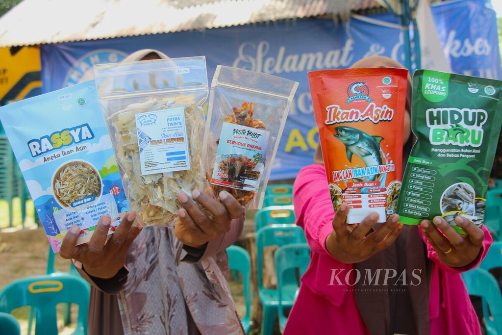 Nelayan di Kabupaten Aceh Besar, Provinsi Aceh, memperlihatkan produk pengolahan ikan asin dalam acara Musyawarah Kerja Nasional Kontak Nelayan Tradisional Indonesia di Kecamatan Lhoknga, Aceh Besar, Minggu (14/5/2023). Usaha berbasis kelautan perikanan didorong agar bergabung dalam koperasi.