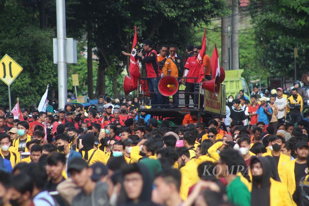Ribuan pengunjuk rasa turun ke kawasan Simpang Lima DPRD Sumatera selatan di Palembang, Kamis (8/9/2022). Mereka berasal dari kalangan mahasiswa, buruh, dan pengemudi ojek yang menolak kenaikan harga bahan bakar minyak bersubsidi. Aksi ini pun berakhir ricuh.