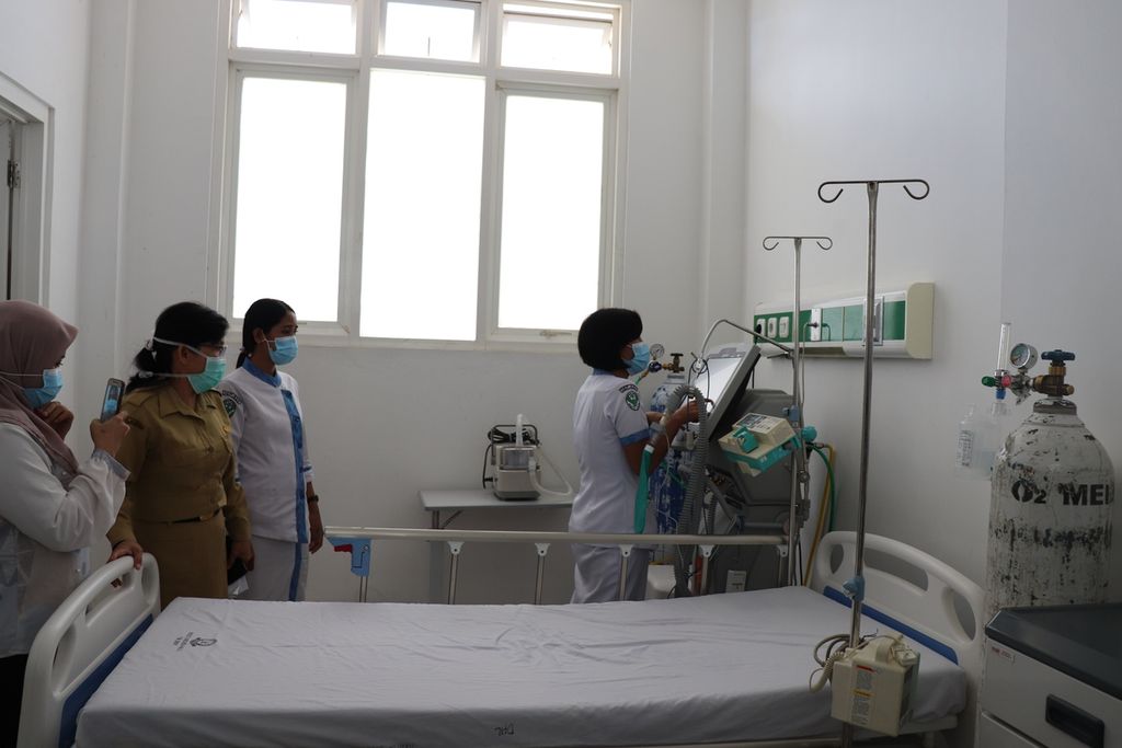 Perawat mengecek perlengkapan di dalam salah satu ruangan yang dikhususkan untuk pasien Covid-19 di RSUD Undata, Palu, Suleng, Selasa (3/3/2020).