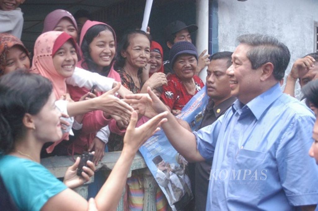 Calon Presiden Susilo Bambang Yudhoyono dengan peluh bercucuran di dahi, pipi, dan lehernya menghampiri rakyat yang menyambutnya saat meninjau sentra perajin tahu di Medan, Sumatera Utara, Minggu (21/6/2009). Setelah berkampanye di Medan, SBY bergerak berkampanye ke Padang, Sumatera Barat.