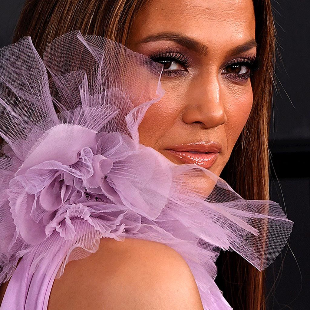 Aktris  Jennifer Lopez saat menghadiri   penyerahan Anugerah Grammy Ke-59, Minggu (12/2), di Los Angeles, California, Amerika Serikat. 