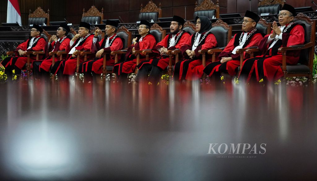 Para hakim Mahkamah Konstitusi saat hadir dalam Wisuda Purnabhakti hakim konstitusi Wahiduddin Adams dan Manahan MP Sitompul di Gedung Mahkamah Konstitusi, Jakarta, Kamis (18/1/2024). 