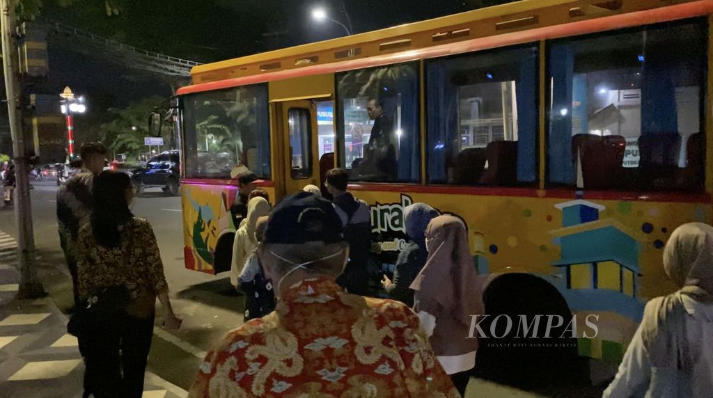 Bus Surabaya Sightseeing and City Tour (SSCT) saat hendak berangkat dari titik keberangkatan awal di Gedung Balai Pemuda Surabaya, Sabtu (22/7/2023). Program wisata ini membuat pengunjung bisa berkeliling Kota Surabaya dengan hanya membayar Rp 10.000.