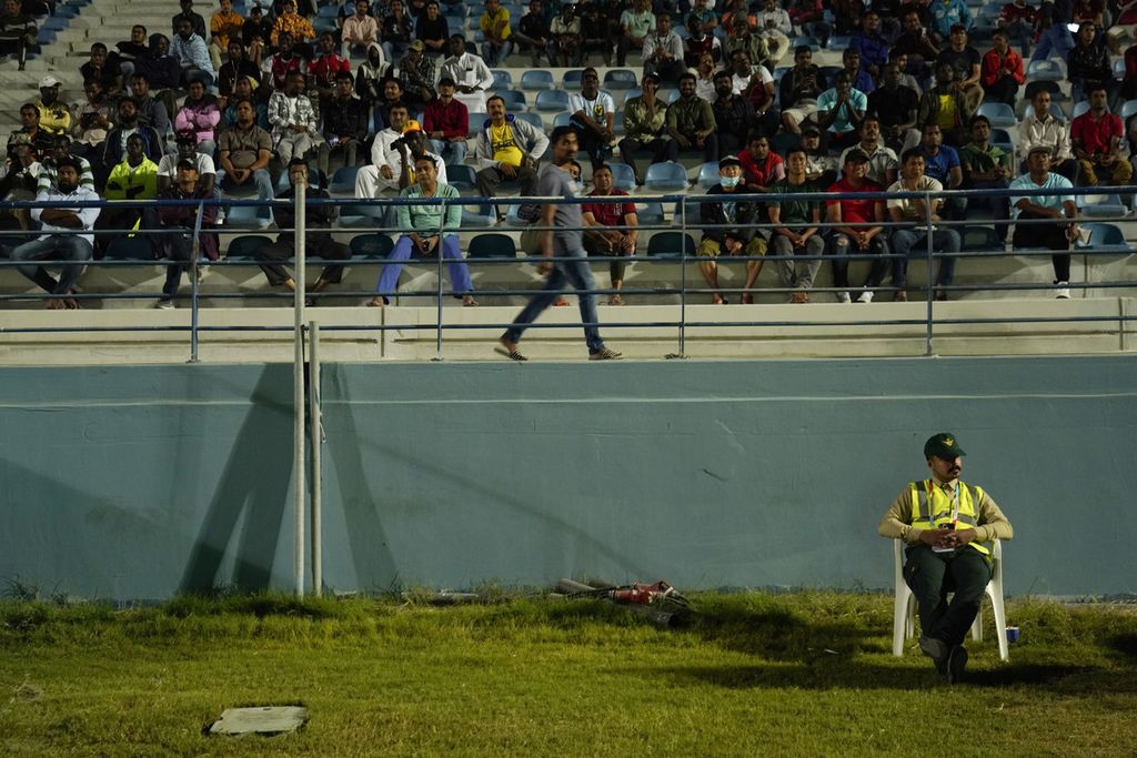 Para pekerja migran nonton bareng laga Piala Dunia 2022 di Stadion Kriket Asian Town di Doha, Jumat (25/11/2022).