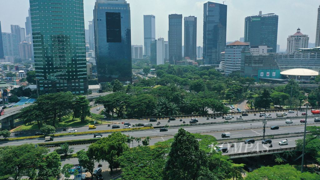 Kendaraan lalu lalang berlatar gedung perkantoran di kawasan Semanggi, Jakarta Pusat, Rabu (12/10/2022). Dalam laporan terbaru yang dirilis pada akhir September 2022, Bank Dunia mempertahankan prospek pertumbuhan ekonomi Indonesia sebesar 5,1 persen pada 2022 dan 2023, ketika negara-negara lain mengalami pemangkasan proyeksi pertumbuhan ekonomi. 