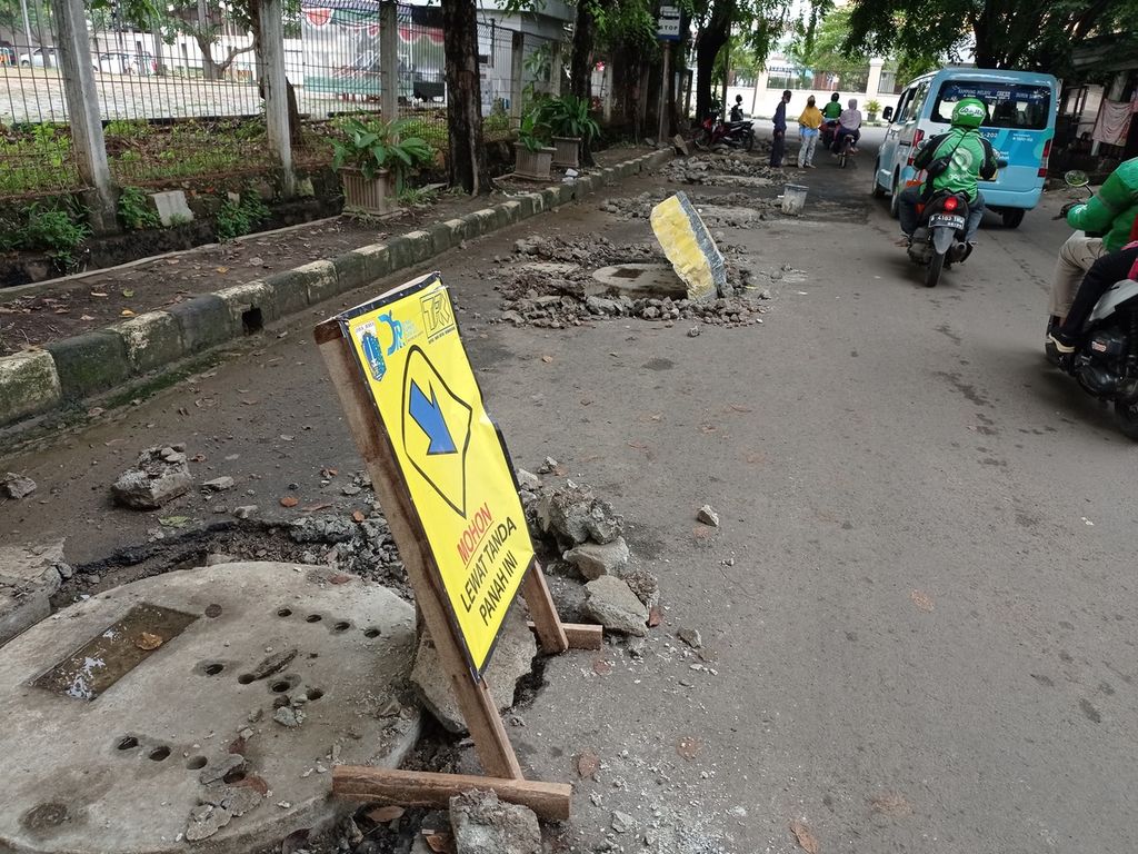 Perbaikan kerusakan sumur resapan di Jalan Rajawali, Duren Sawit, Jakarta Timur, Jumat (10/12/2021). Material yang belum padat membuat sumur rentan terhadap getaran dari lalu lintas kendaraan.