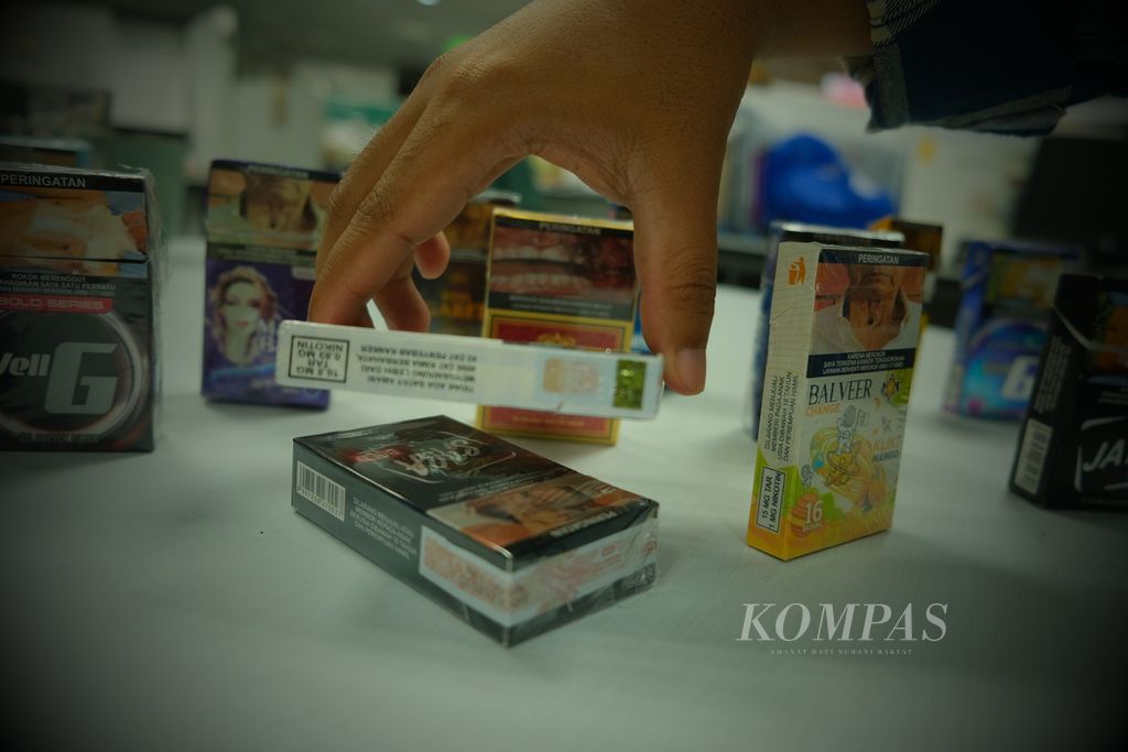  Rokok dengan pita cukai SKT atau rokok kretek tertempel di rokok SKM (rokok filter). Rokok dengan pita cukai tidak sesuai itu termasuk rokok ilegal. Foto diambil pada Senin (2/9/2024).