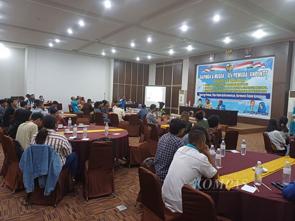 Peserta Musyawarah Daerah Komite Nasional Pemuda Indonesia Nusa Tenggara Timur (NTT) di Kupang, NTT, Sabtu (2/12/2023).