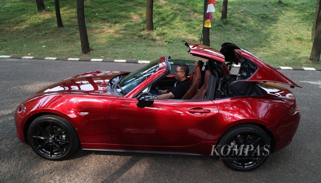 Proses membuka dan melipat atap Mazda MX-5 RF.