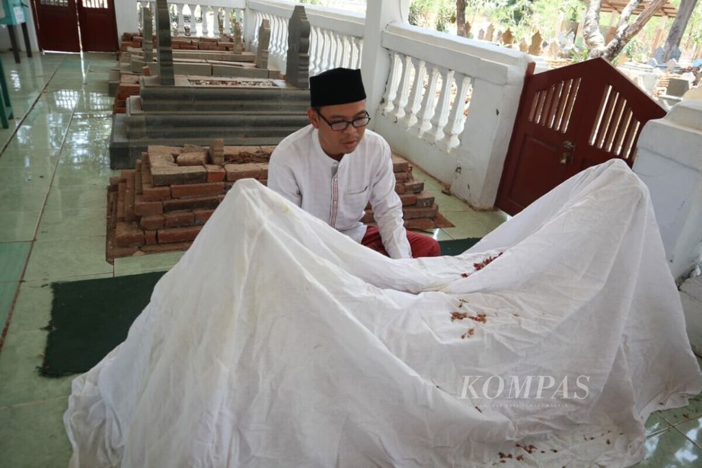 Warga berziarah di makam KH Abbas di Pondok Buntet Pesantren, Kabupaten Cirebon, Jawa Barat, Senin (21/10/2019).