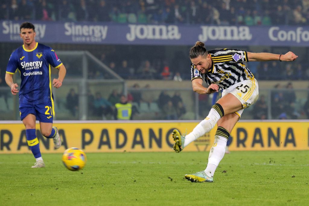 Pemain Juventus, Adrien Rabiot, mencetak gol kedua dalam pertandingan Liga Italia antara Hellas Verona dan Juventus di Stadion Marcanatonio Bentegodi, Verona, Italia, Minggu (18/2/2024) dini hari WIB. 