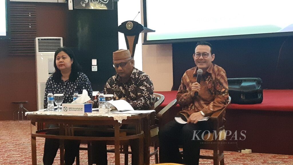 Direktur Utama BPJS Kesehatan Fachmi Idris (paling kanan) bersama Gubernur Gorontalo Rusli Habibie (dua dari kanan) dalam acara konferensi pers bertajuk "Komitmen Pemda dalam Keberlanjutan JKN-KIS" di Jakarta, Rabu (11/9/2019).