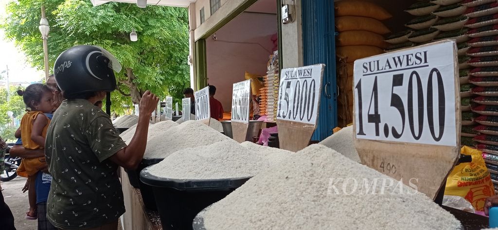 Warga antre membeli beras di Pasar Oesapa, Kota Kupang, Nusa Tenggara Timur, Minggu (18/2/2024).