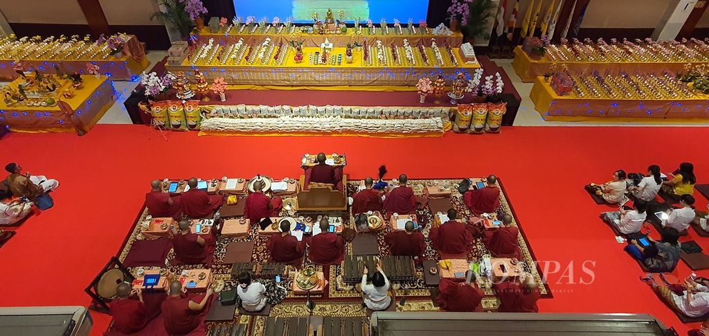 Para biksu dan umat Buddha melaksanakan puja Waisak 2023 di Prasadha Jinnarakkhita, Jakarta, Minggu (4/6/2023).