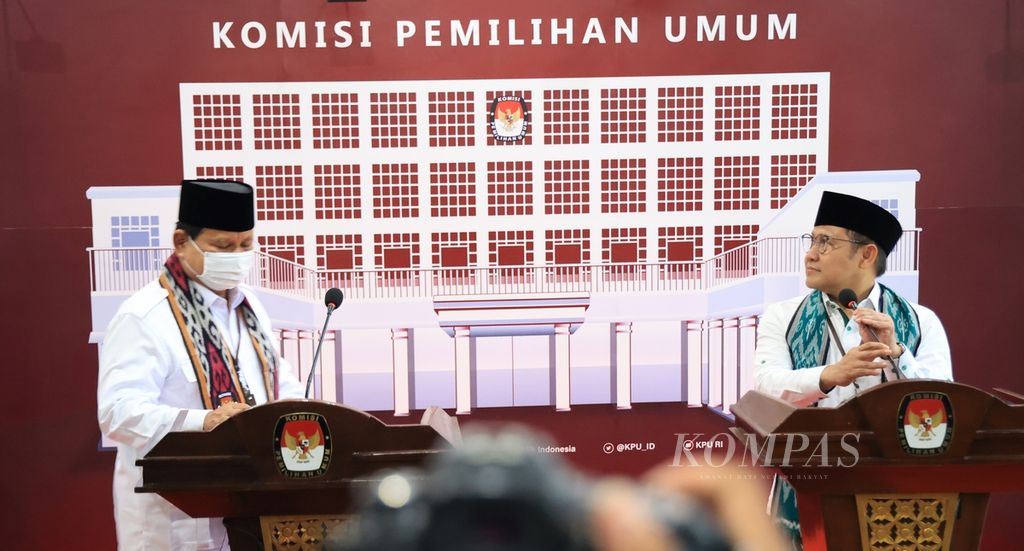 Ketua Umum Partai Gerindra Prabowo Subiyanto (kiri) bersama Ketua Umum Partai Kebangkitan Bangsa (PKB) Muhaimin Iskandar melakukan konferensi pers seusai mendaftar calon partai politik peserta pemilu 2024 di Gedung Komisi Pemilihan Umum (KPU), Jakarta, Senin (8/8/2022).