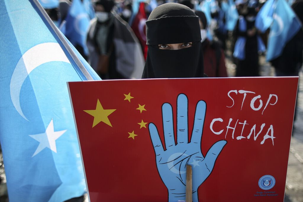 Komunitas Uighur dan pembela Uighur di Turki berunjuk rasa di Istanbul, Turki pada Maret 2021.  Sebagian etnis Uighur di luar China terus mengupayakan pembentukan negara Uighur yang terpisah dari China.