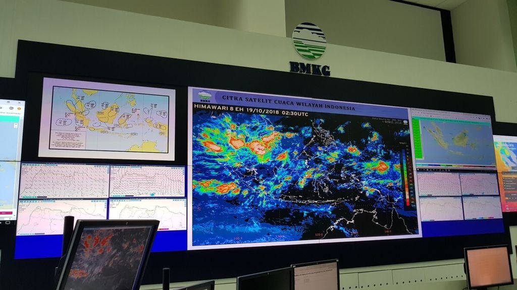 Citra satelit Himawari berguna untuk menunjukkan sebaran awan yang diperbarui setiap 10 menit.