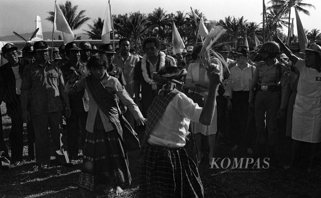 Perjalanan jurnalistik mengikuti kampanye Golkar Pemilu 1987 di wilayah Halmahera, Maluku Utara, dengan jurkam Menpora dr. Abdul Gafur. Gambar Menpora disambut oleh massa Golkar.