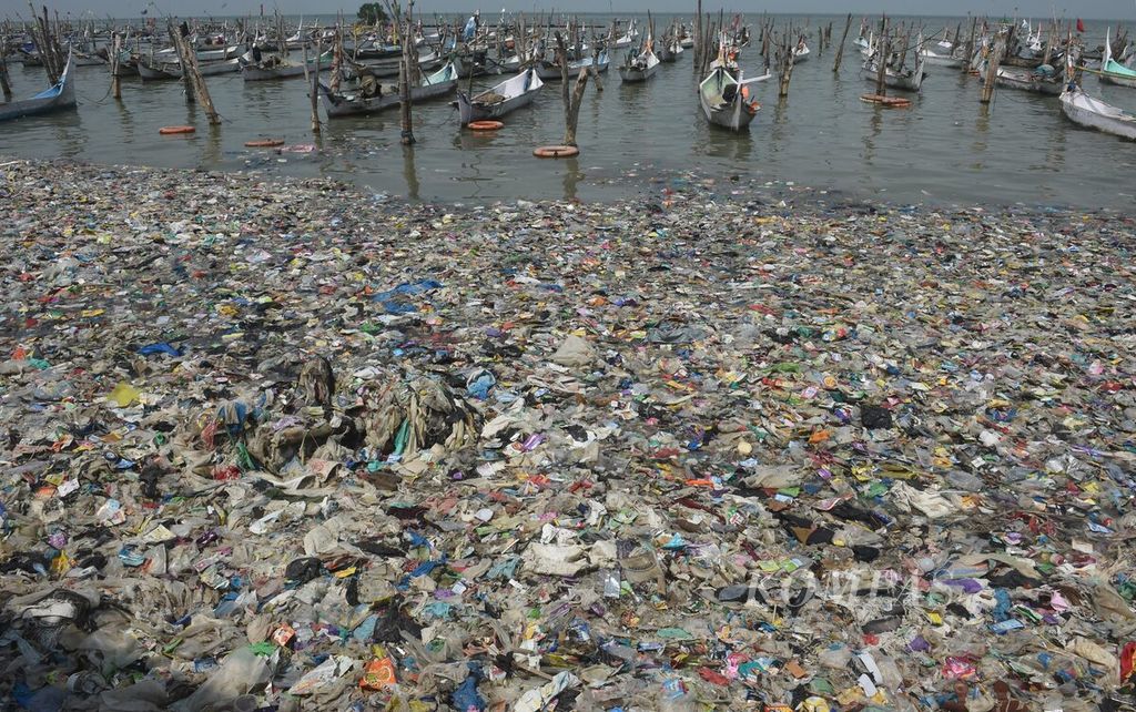 Expanse of rubbish covering the beach in Kwanyar District, Bangkalan Regency, Madura Island, East Java, Monday (13/5/2024). 