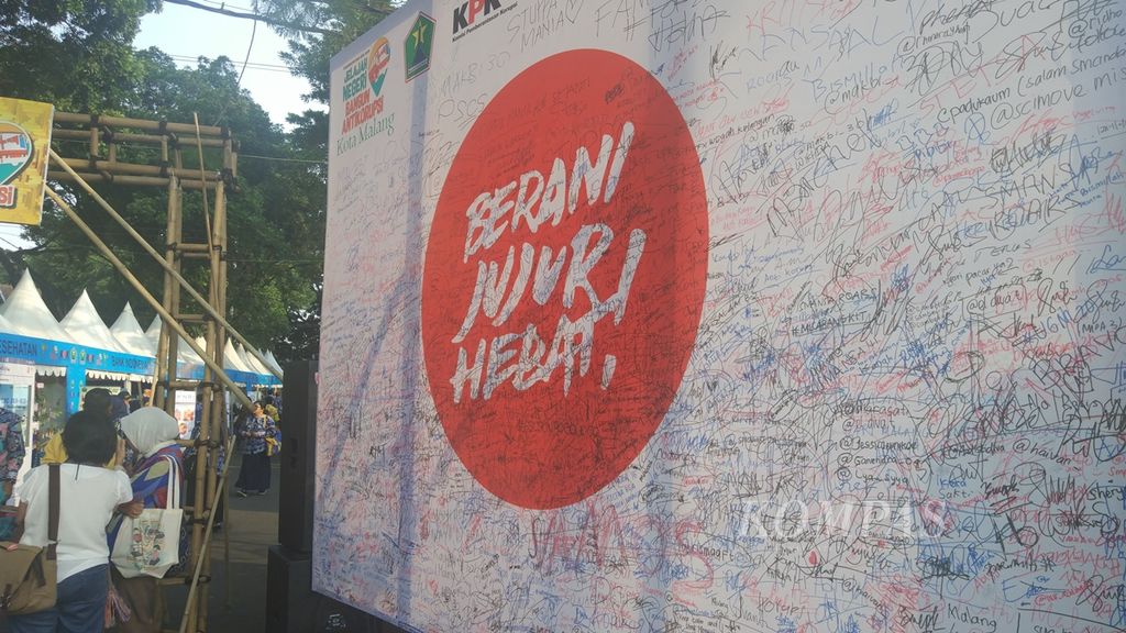 Ribuan tanda tangan memenuhi poster Berani Jujur Hebat pada Roadshow Bus KPK 2019 Jelajah Negeri Bangun Antikorupsi di Malang, Jawa Timur, Jumat (6/9/2019)