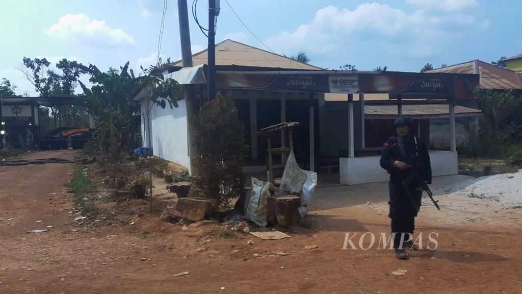 Polisi menjaga ketat pintu masuk perusahaan perkebunan sawit di Desa Bangkal, Kabupaten Seruyan, Kalteng, Kamis (12/10/2023).