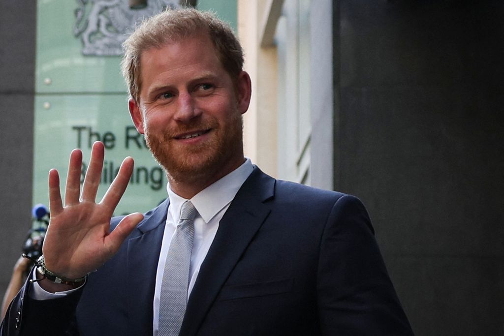 Pangeran Harry dari Inggris atau Duke of Sussex melambaikan tangan saat meninggalkan Royal Courts of Justice, Pengadilan Tinggi Inggris, di pusat kota London, Inggris, pada 7 Juni 2023.