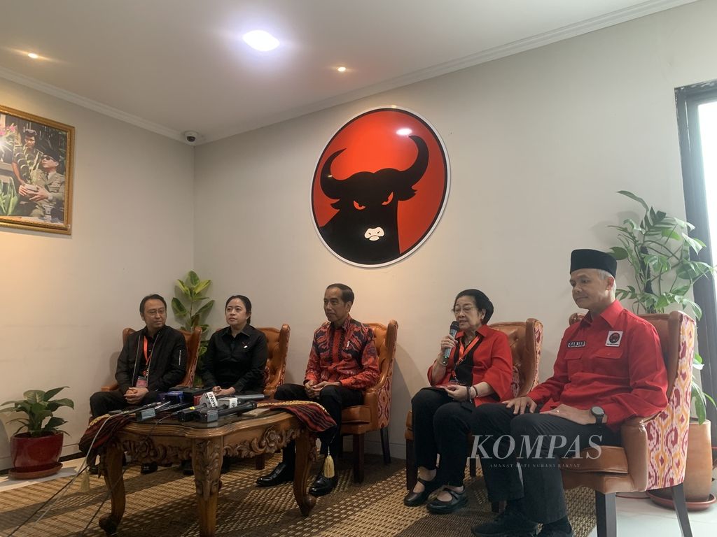 Ketua Umum PDI-P Megawati Soekarnoputri diapit Presiden Joko Widodo dan bakal capres dari PDI-P Ganjar Pranowo saat memberikan keterangan pers terkait penyelenggaraan Rakernas III PDI-P di Sekolah Partai, Lenteng Agung, Jakarta, Selasa (6/6/2023). 