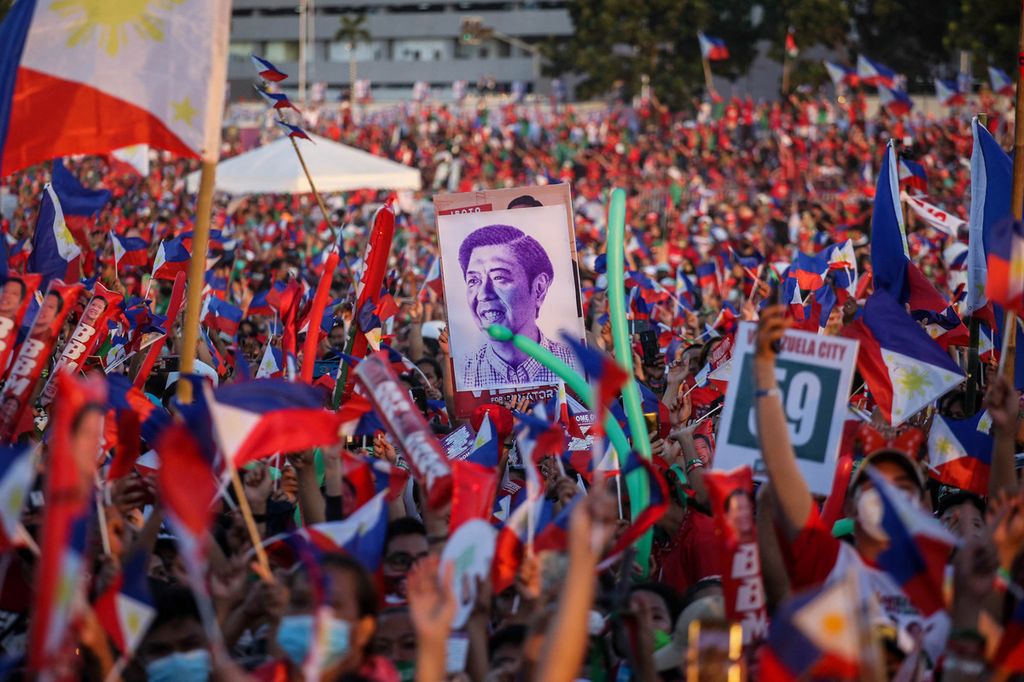 Para pendukung Ferdinand Marcos Jr saat hari terakhir kampanye di Paranaque City, Manila, Filipina, Sabtu (7/5/2022). Setelah sang ayah, Ferdinand Marcos, digulingkan pada 1986, terpilihnya Ferdinand Marcos Jr pada pemilu presiden tahun 2022 menandai kembali berkuasanya dinasti Marcos.