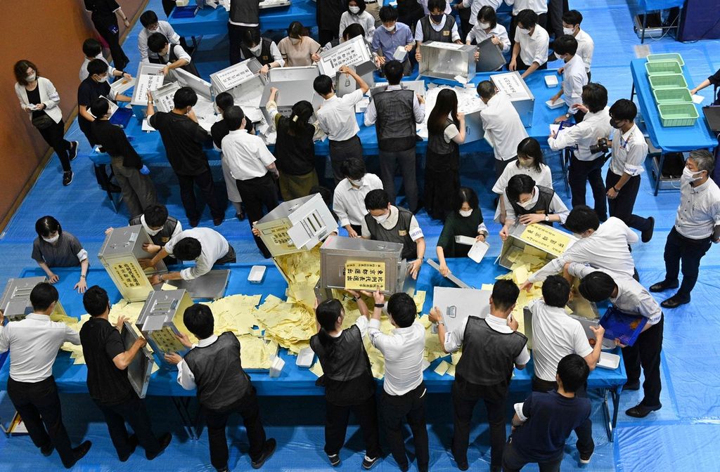 Petugas komite pemilihan umum membuka dan menghitung kertas surat suara pemilu Majelis Tinggi Parlemen Jepang di Tokyo, Jepang, Minggu (10/7/2022). 