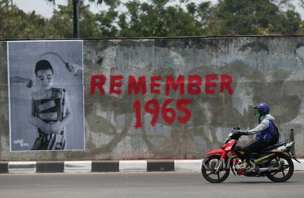Mural terkait peristiwa G30S PKI terpampang di sudut Jalan TB Simatupang, Jakarta, Rabu (1/10). Pemerintah dan warga masyarakat berharap agar peristiwa serupa tidak terjadi lagi di Indonesia.