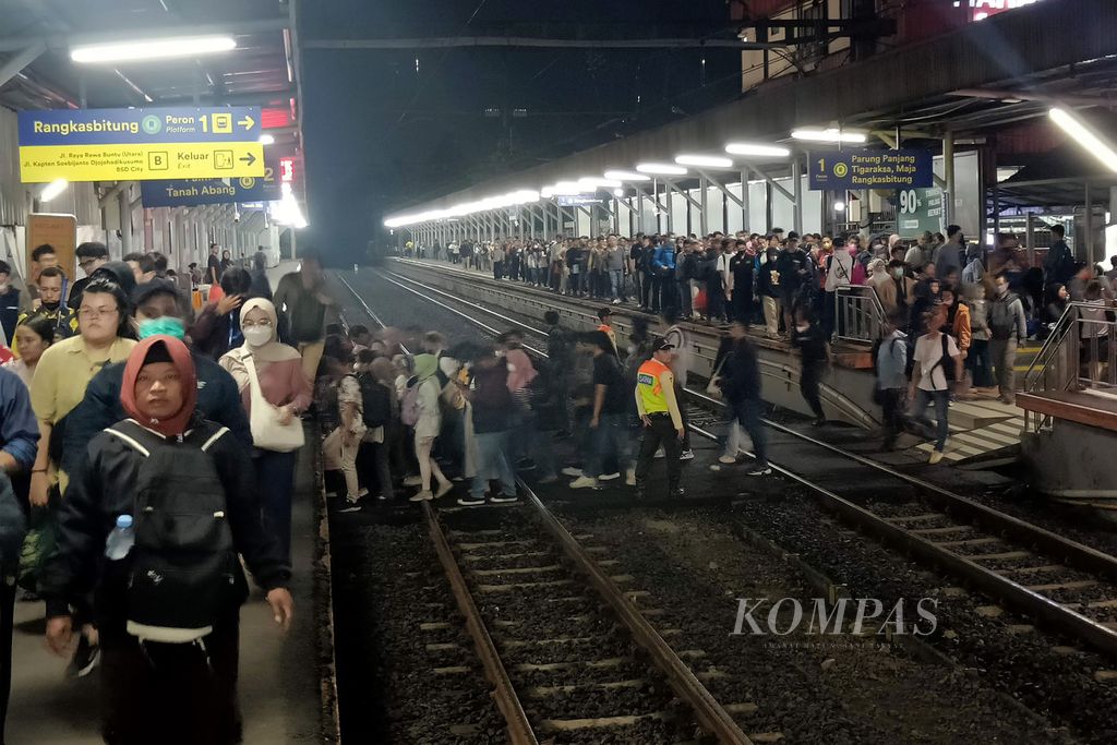 Penumpang KRL Commuterline yang telah tiba di Stasiun Rawa Buntu, Tangerang Selatan, Jumat (1/3/2024), sekitar pukul 21.47 WIB. Penundaan keberangkatan kereta karena sempat adanya pohon tumbang di antara Stasiun Kebayoran-Stasiun Pondok Ranji membuat kepadatan penumpang. Meski perjalanan sudah berangsur normal, penumpukan penumpang dan kepadatan kereta tidak terelakkan. 