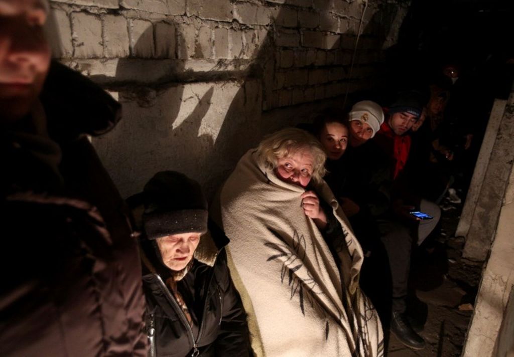 Sejumlah warga Kota Sievierodonetsk, Provinsi Luhansk, berlindung di ruang bawah tanah saat terjadi pertempuran antara milisi pro-Rusia bersama militer Rusia melawan pasukan Ukraina, 28 Februari 2022. 