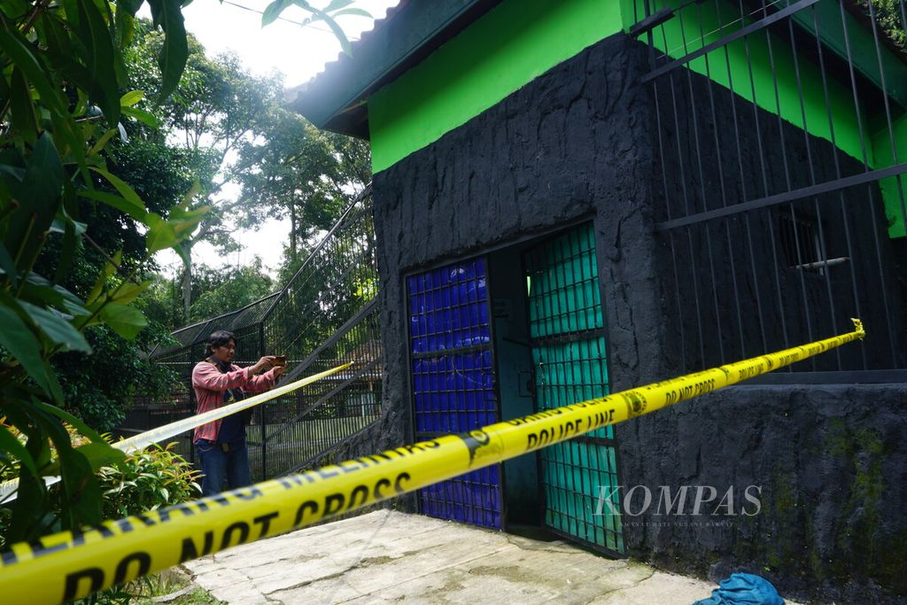 Garis polisi dipasang di kandang harimau di Taman Rekreasi Margasatwa Serulingmas, Banjarnegara, Senin (18/4/2022). Minggu lalu, seorang karyawan tewas diterkam harimau benggala. 