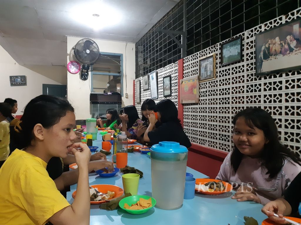 Makan malam bersama di Panti Asuhan Bunda Serayu, Banyumas, Jawa Tengah, Sabtu (22/1/2022).