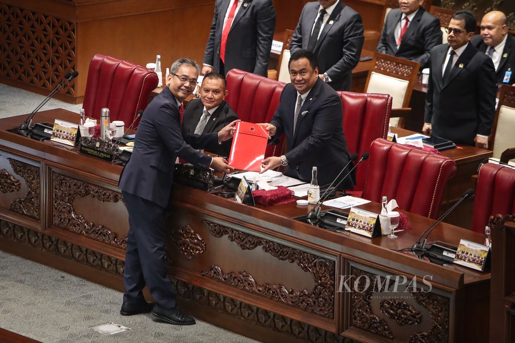 A member of the DPR from the PDI Perjuangan faction, Sihar PH Sitorus (left), submitted the general opinion files of the PDI-P faction regarding the 2024 State Budget Draft Law to the Vice Chairman of the DPR Rachmat Gobel (right) during a plenary meeting at the Parliament Building, Jakarta, on Tuesday (22/8/2023).