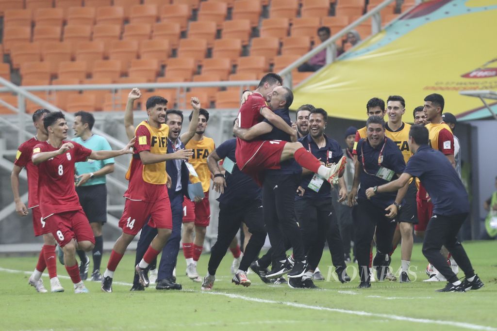Pelatih Iran Hossein Abdi memeluk pemainnya, Esmaeil Gholizadeh, yang mencetak gol ke gawang Brasil pada laga Grup C Piala Dunia U-17 2023 di Stadion Internasional Jakarta (JIS), Sabtu (11/11/2023). 
