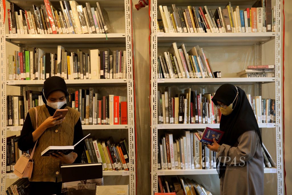 Pengunjung membaca koleksi buku di perpustakaan Panna Lab yang menempati kawasan perumahan di Pekayon, Bekasi, Jawa Barat, Selasa (31/1/2023). 