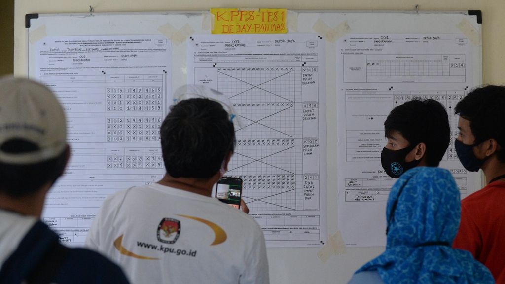 Petugas kelompok penyelenggara pemungutan suara (KPPS) mengikuti simulasi penggunaan Sistem Informasi Rekapitulasi (Sirekap) dalam penghitungan perolehan suara Pilkada Serentak 2020 di Posyandu Teratai, Puskesmas Depok Jaya, Depok, Jawa Barat, Kamis (17/9/2020). Sirekap diharapkan menjadi titik awal proses perubahan penyelenggaraan pemilu, dari manual ke digital sehingga pemilu dapat dilaksanakan dengan efektif dan efisien.