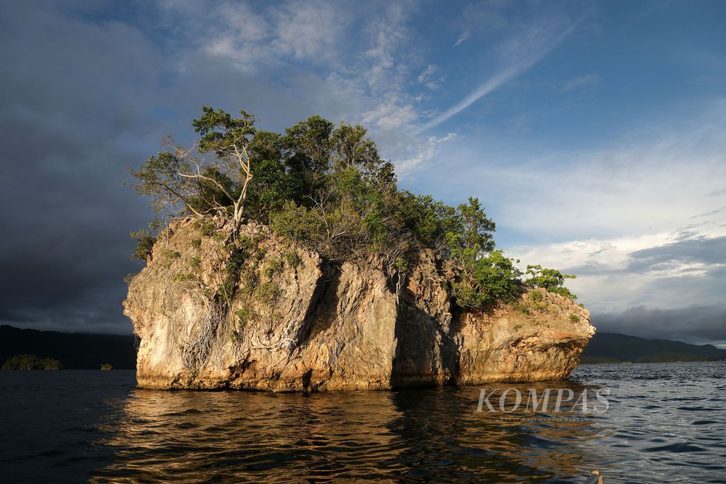Batu karang di Teluk Triton di Distrik Kaimana, Kabupaten Kaimana, Provinsi Papua Barat, Minggu (13/6/2021). Teluk Triton sendiri berada di daerah cekungan sehingga lokasinya cukup terlindungi dari angin dan badai. 