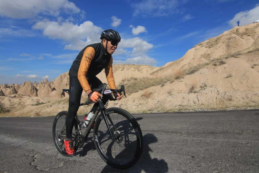 Pesepeda asal Indonesia yang tengah melakukan perjalanan Jakarta-Paris, Royke Lumowa, tengah mengayuh sepeda di Cappadocia, Turki.
