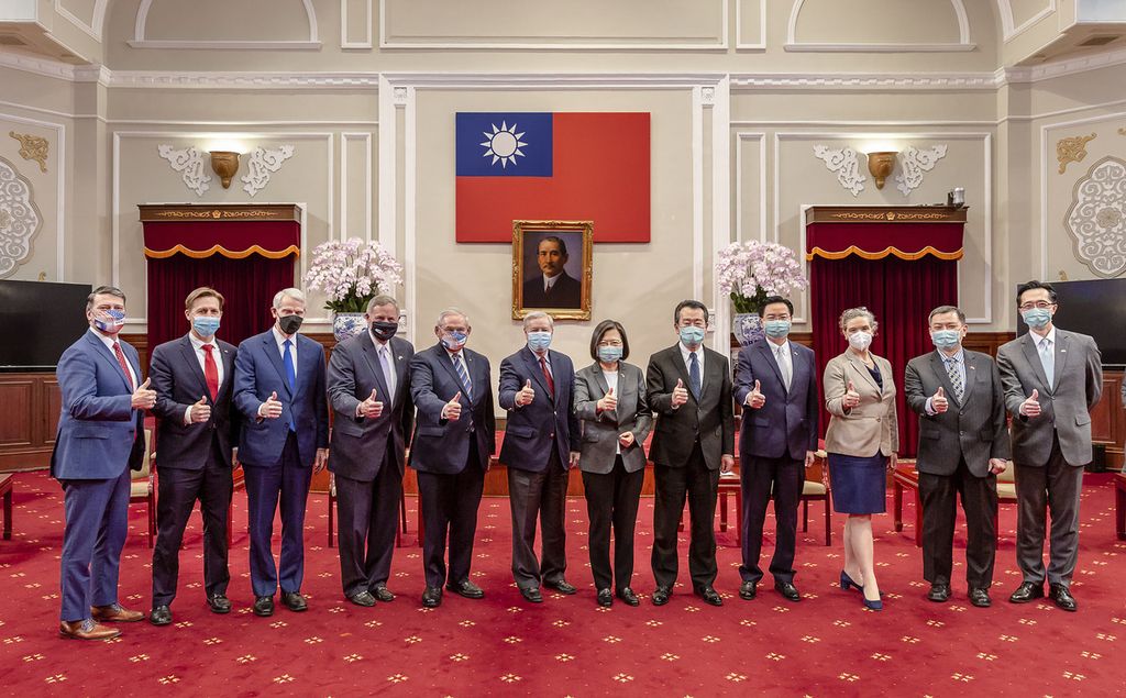 Dalam foto yang dirilis oleh Kantor Kepresidenan Taiwan, delegasi anggota Kongres AS bertemu dengan Presiden Taiwan Tsai Ing-wen (ketujuh dari kiri) di Taipei, Taiwan, Jumat (15/4/2022). 
