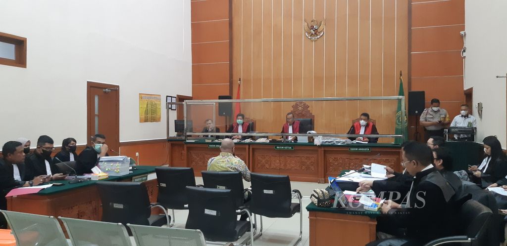 Suasana sidang pemeriksaan saksi untuk terdakwa Inspektur Jenderal Teddy Minahasa di Pengadilan Negeri Jakarta Barat, Kembangan Utara, Jakarta Barat, Senin (13/2/2023). Sidang itu menghadirkan delapan saksi, terdiri dari 7 anggota polisi dan satu ajudan Teddy Minahasa.