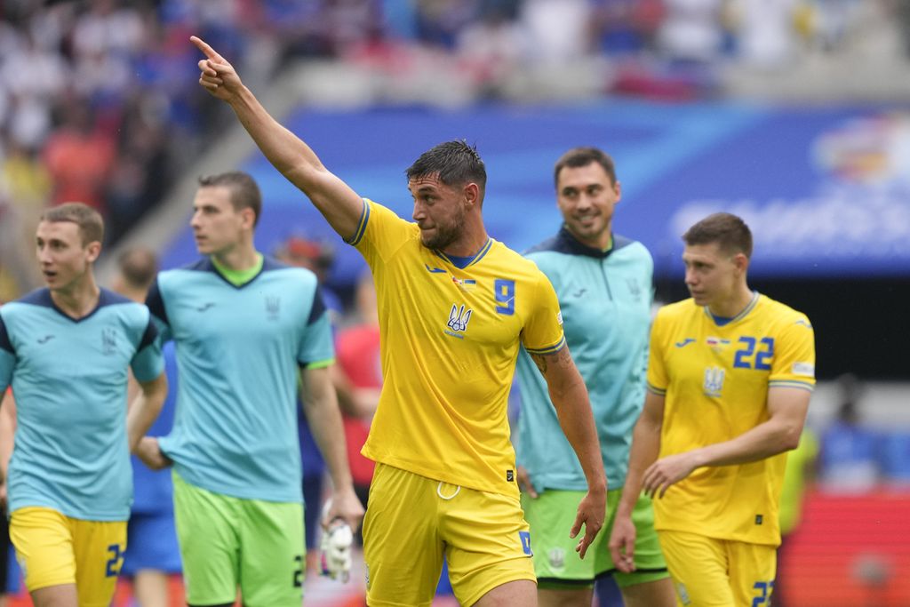 Pemain Ukraina, Roman Yaremchuk, merayakan golnya ke gawang Slowakia pada laga Grup E Piala Eropa di Duesseldorf, Jumat (21/6/2024). Ukraina menang 2-1 pada laga itu.