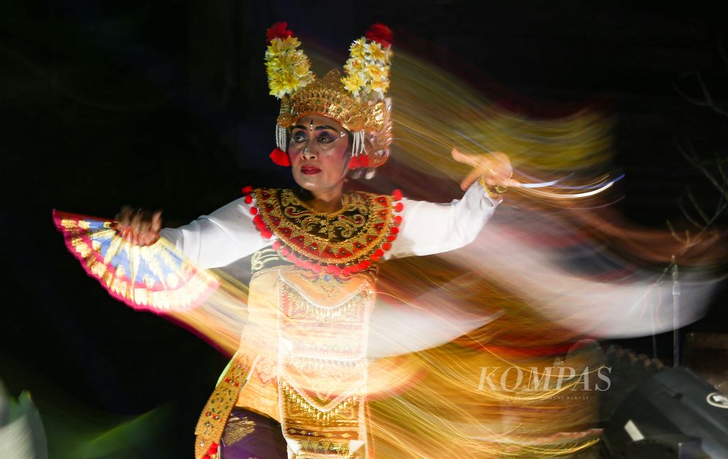 Joged Pingitan dari Sanggar Bala Kerthi Bali dimainkan di panggung Indonesian Music Expo (Imex) 2023 di Museum Puri Lukisan, Ubud, Bali, Jumat (22/09/2023) malam. Joged Pingitan merupakan salah satu tarian sakral untuk memohon keselamatan yang telah jarang ditampilkan. 