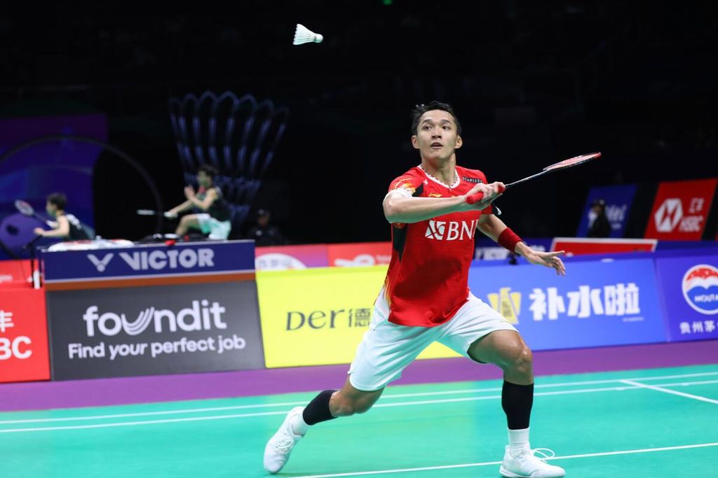 Jonatan Christie returned the shuttlecock to Lakhsya Sen in the preliminary round of the Thomas Cup at the Chengdu Hi Tech Zone Sports Centre Gymnasium, Chengdu, China, on Wednesday (May 1, 2024). Jonatan won with a score of 21-18, 16-21, 21-17.