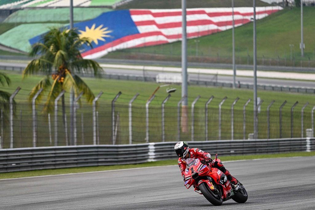 Pebalap Ducati, Francesco Bagnaia, memacu motornya di Sirkuit Sepang, Malaysia, saat tes pramusim MotoGP, Kamis (8/2/2024). 