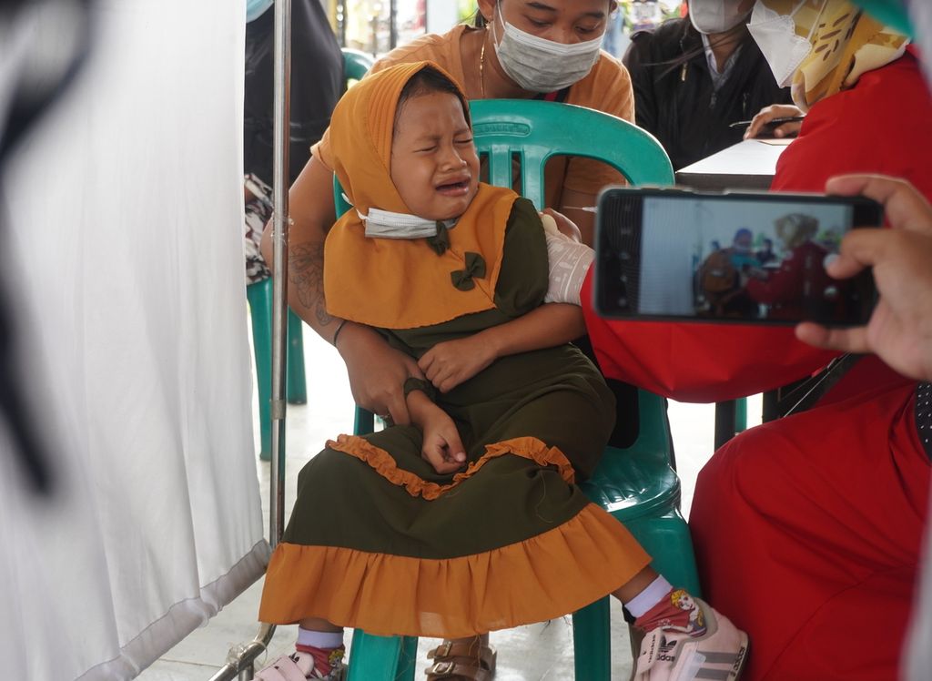 Siswa PAUD menangis saat menjalani vaksinasi Covid-19 di sentra vaksinasi anak, Alun-alun Kota Tegal, Jawa Tengah, Rabu (15/12/2021). Dalam program vaksinasi anak usia 6-11 tahun tersebut,  29.873 orang menjadi sasaran. Vaksinasi di wilayah itu akan digelar dalam dua tahap, yakni 15-25 Desember 2021 dan 5 -15 Januari 2022. Vaksinasi anak ditargetkan selesai pada akhir Januari.