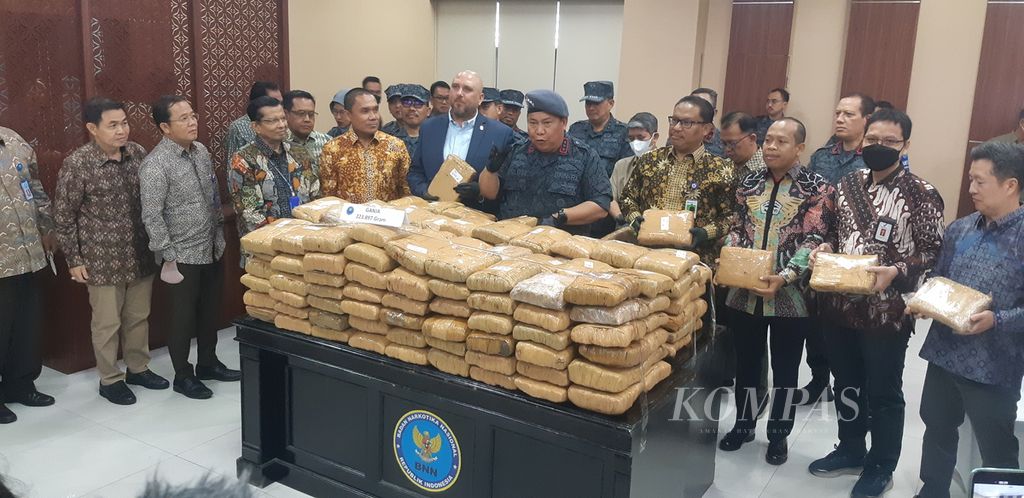 Badan Narkotika Nasional merilis barang bukti 223 kilogram ganja yang disita dari jaringan Aceh, Medan, dan Depok, di Jakarta, Kamis (29/12/2022).