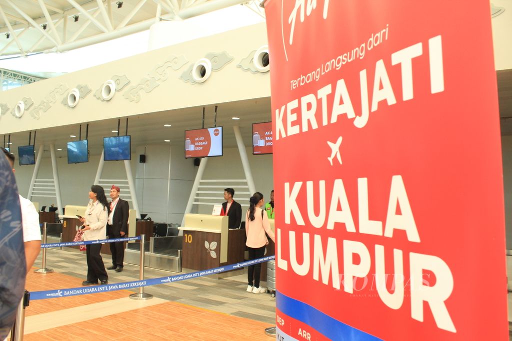 Sejumlah penumpang bersiap berangkat ke Kuala Lumpur, Malaysia, dengan maskapai AirAsia dari Bandara Internasional Jawa Barat Kertajati di Kabupaten Majalengka, Jawa Barat, Rabu (18/10/2023). 